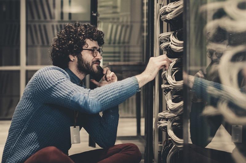 mężczyzna rozmawiający przez telefon w serwerowni